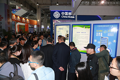 天坦移動醫(yī)、護亮相信博會，展臺前人頭攢動